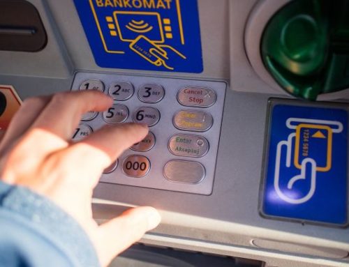 В Польше рассылают банковские карты для выплат украинцам