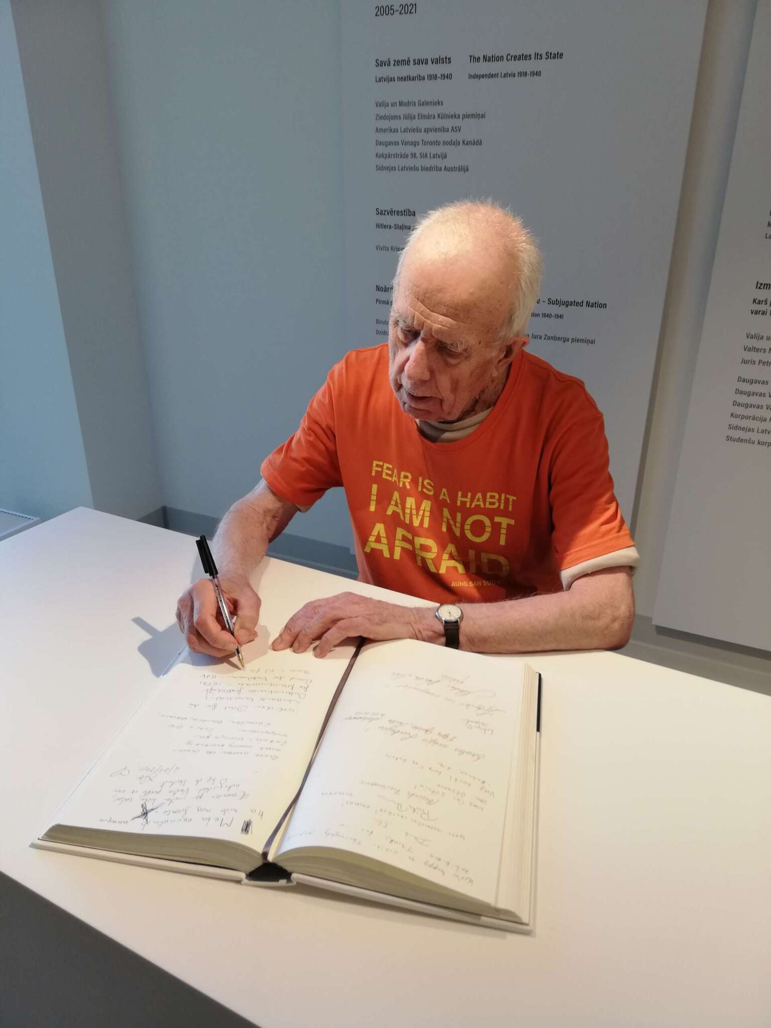 Mart Olav Niklus trägt sich ins Museumsbuch ein Okkupationsmuseum Riga