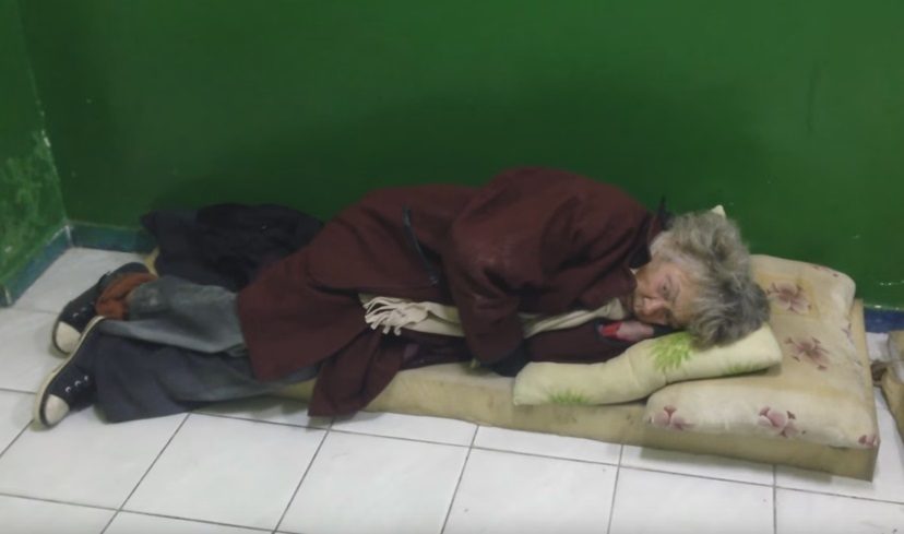 Batrani pe podea centru de plasament haltei